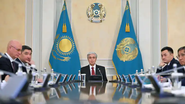 Токаев призывает к эффективному использованию географических преимуществ Казахстана на совещании по развитию региональных грузовых авиахабов