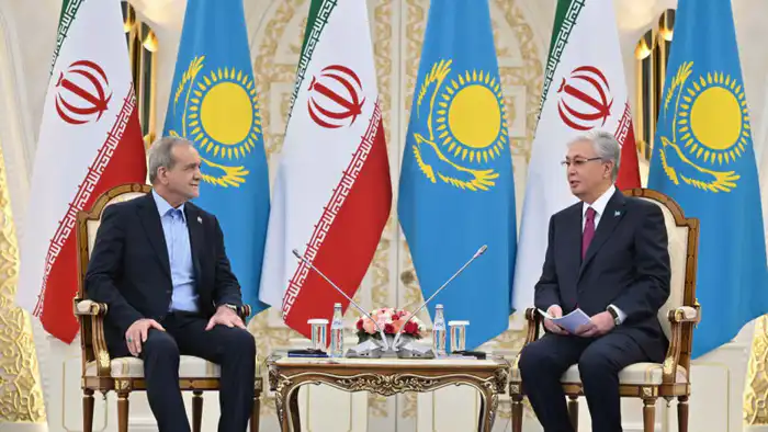 Токаев и Пезешкиан обсудили дружбу между Казахстаном и Ираном, ссылаясь на казахскую пословицу