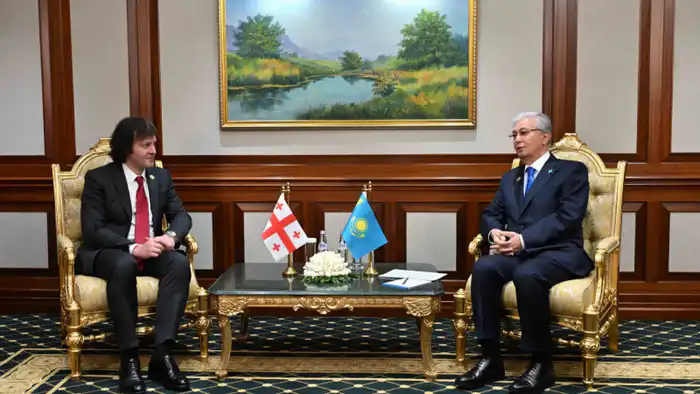 Токаев и Кобахидзе обсудили сотрудничество на международном форуме в Ашхабаде