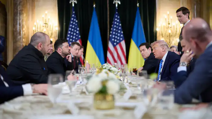 В частной резиденции президента США в Мар-а-Лаго, штат Флорида, завершилась встреча между Дональдом Трампом и Владимиром Зеленским, на которой не удалось достичь соглашения по вопросу Донбасса.