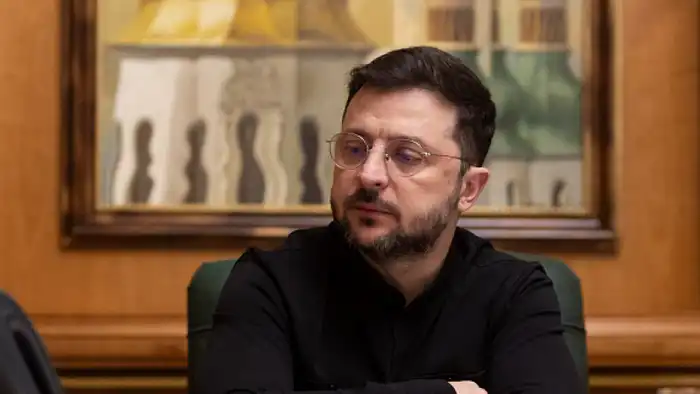 Президент Украины Владимир Зеленский сообщил о 'компромиссном видении' США по контролю над Донбассом, который в настоящее время находится под контролем Украины. Он отметил, что украинцы выходят, а русские не заходят, подчеркивая текущую ситуацию в регионе