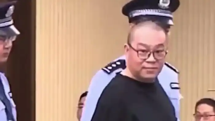 В Китае казнен бывший глава госкомпании Huarong International за взятки
