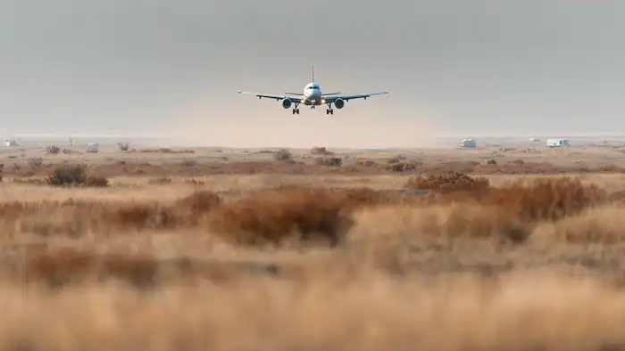 Граждане России остаются на борту самолета в Актау, создавая напряженность и неопределенность для авиаперевозчика и местных властей