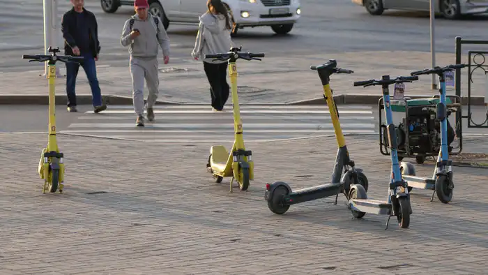 Касым-Жомарт Токаев подписал закон о профилактике правонарушений в Казахстане, который включает меры по контролю за самокатами и введению новых правил для 'добровольцев-помощников'.