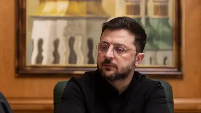 Президент Украины Владимир Зеленский провёл телефонный разговор с делегацией США, обсуждая мирное соглашение с Россией. В ходе беседы были затронуты ключевые аспекты возможного урегулирования конфликта и сотрудничества между странами.