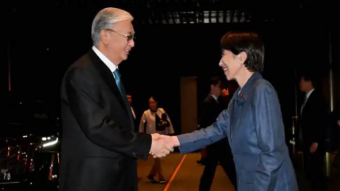 Президент Токаев торжественно встретил премьер-министра Японии Санаэ Такаичи в Акорде