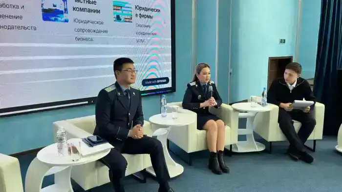 Школьники Астаны обсуждают юридическую профессию с прокурорами в рамках профориентации