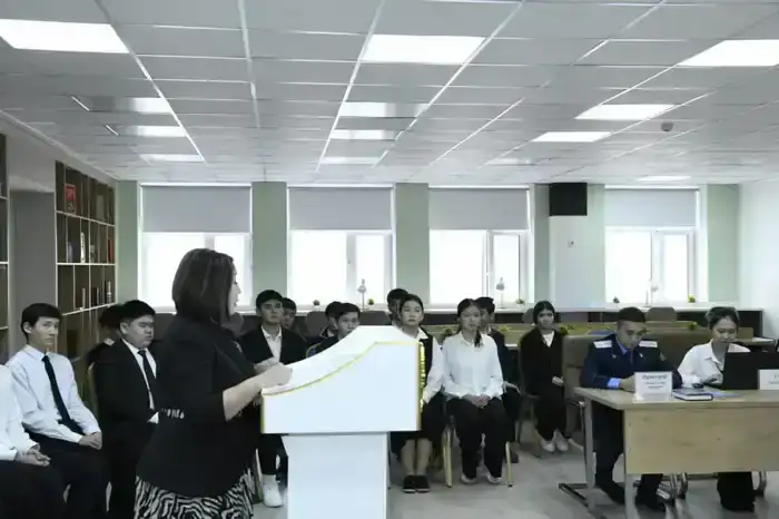 «Закон и порядок»: судебное заседание инсценировали в столичной школе для учащихся (5)