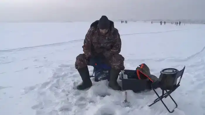 Чтобы рыба пережила зиму: на водоёмах Карагандинской области проводят противозаморные работы (9)