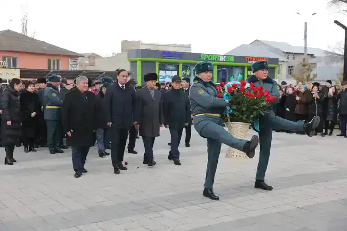 Церемония памяти Динмухамеда Кунаева в Таразе 114 лет со дня рождения