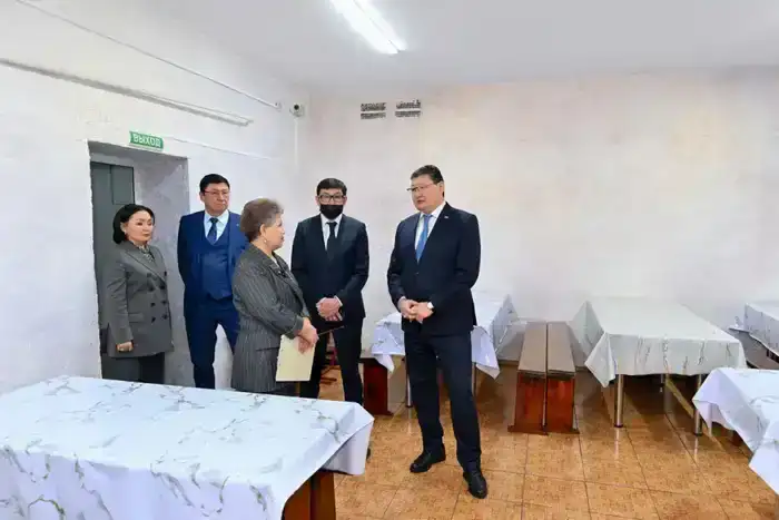 Аким области посетил гимназию №6 в Семее (5)