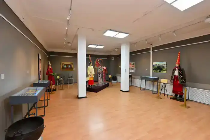 Аким области посетил выставку «Ұлы дала қазынасы» (2)