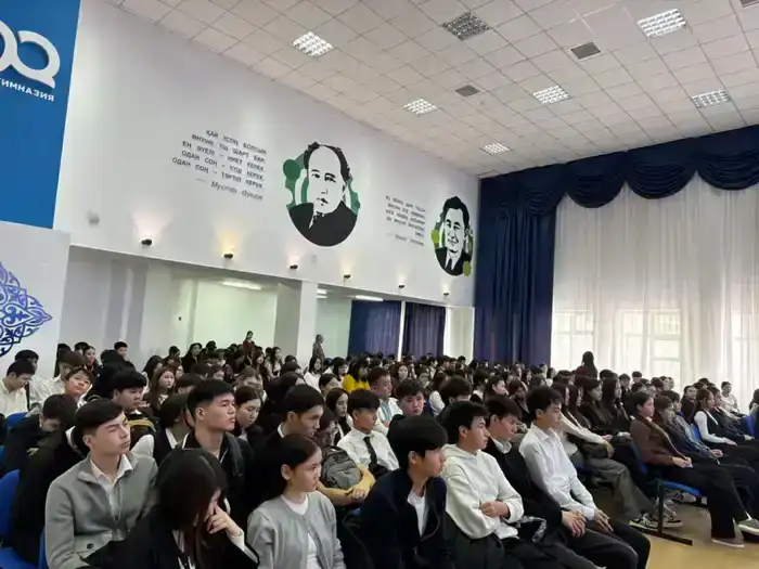 «Закон и порядок»: в столичной школе прошло познавательное мероприятие на тему «Юридические специальности» (2)