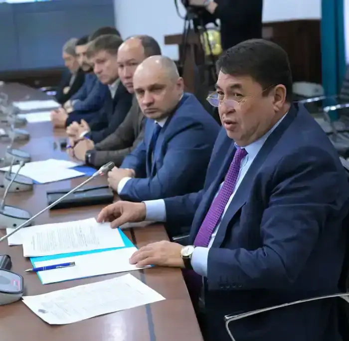 Аким области Асаин Байханов сегодня после прямого эфира провел рабочее совещание в связи с ожидаемым ухудшением погодных условий (2)