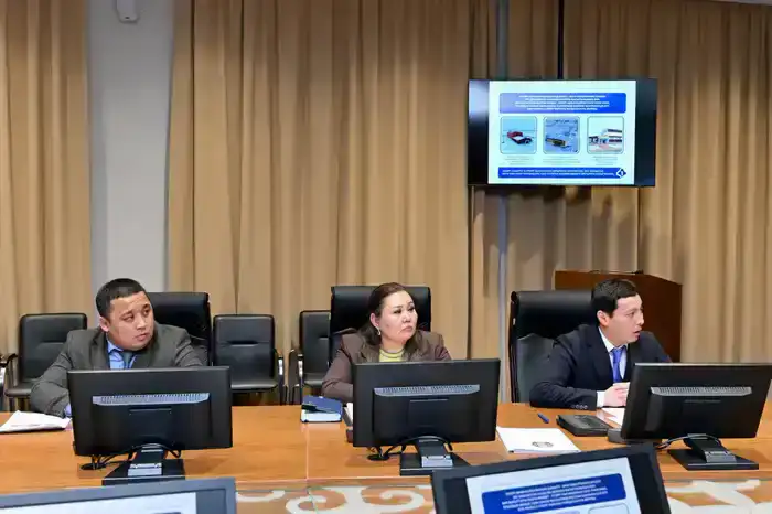 Аким области Абай проводит прием руководителей управлений, где заслушивает отчеты (4)