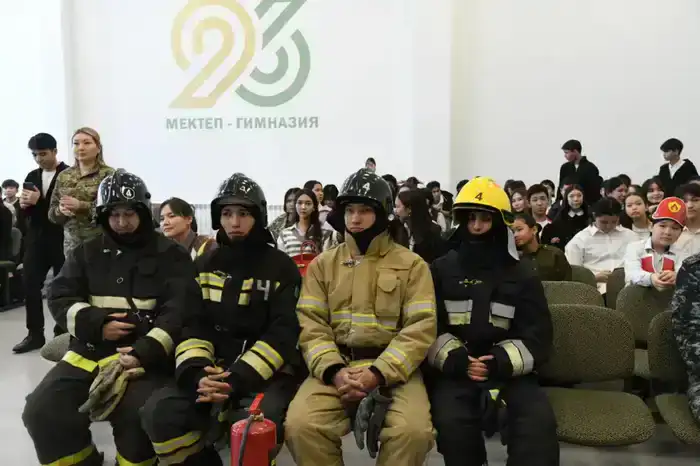 «Закон и порядок»: как не попасть в ловушку мошенников и что делать при ЧС, рассказали столичным школьникам (6)