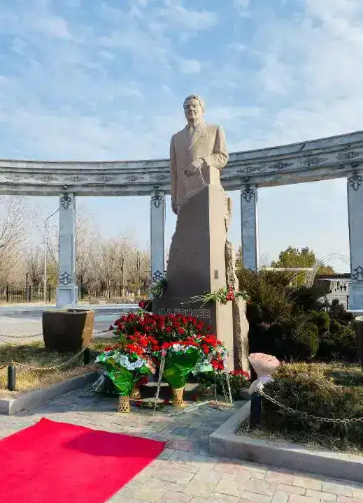 Память Динмухамеда Конаева в Алматы