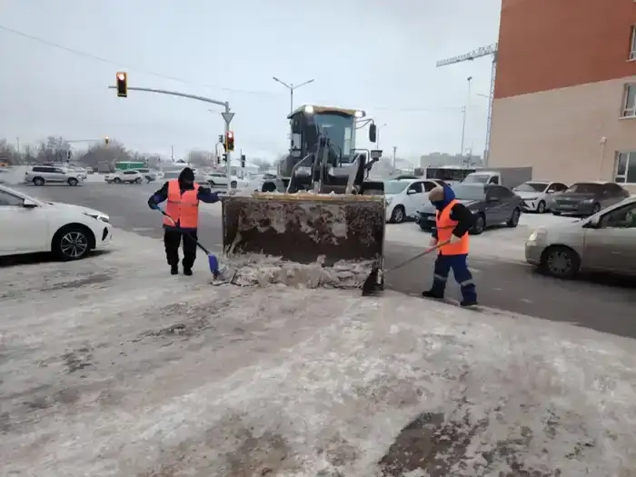 В Астане задействовано 1 517 единиц спецтехники для уборки снега
