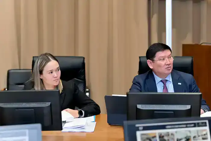 Аким области Абай проводит прием руководителей управлений, где заслушивает отчеты (7)