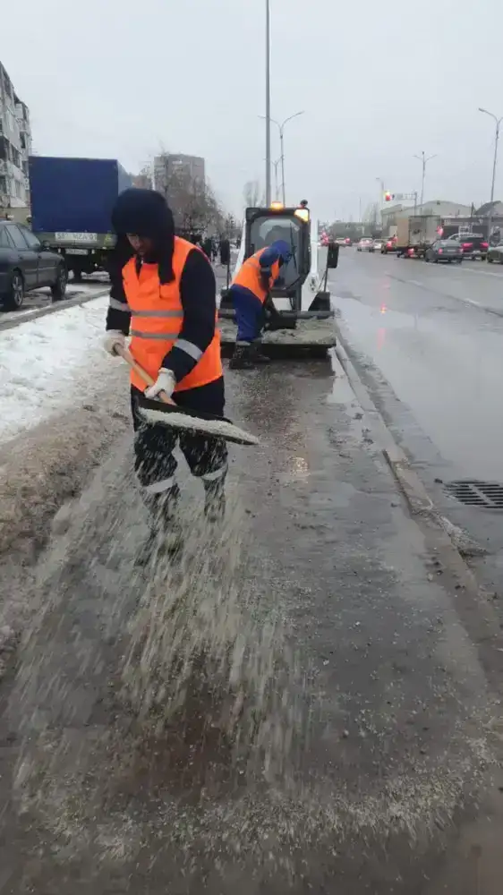 Плюсовая температура днём и морозы ночью: коммунальные службы усилили уборку в Астане (2)