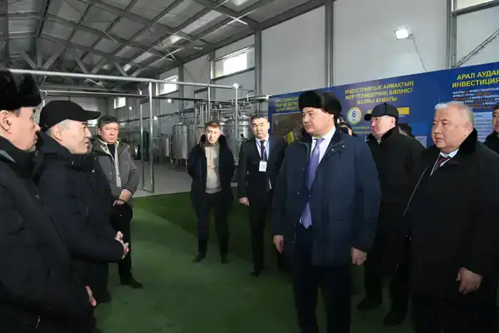 Глава региона проверил строительство завода по производству сухого порошка из верблюжьего молока (2)