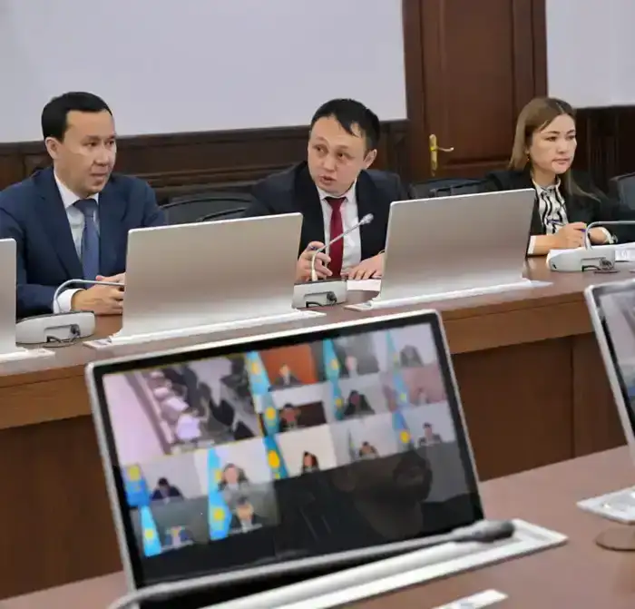 Аким области Асаин Байханов сегодня после прямого эфира провел рабочее совещание в связи с ожидаемым ухудшением погодных условий (4)