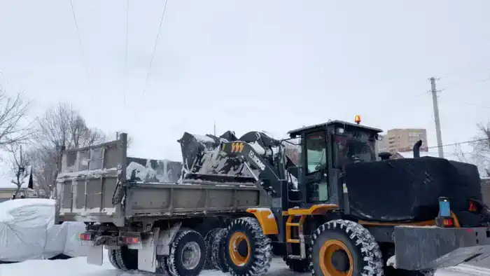 Свыше 3 тысяч рабочих и более 1800 единиц техники: в Астане продолжается круглосуточная очистка от снега (10)