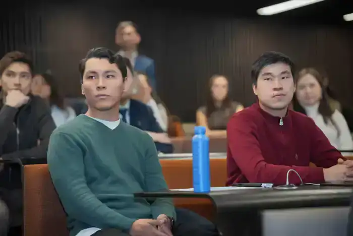 Министр Саясат Нурбек провел встречу с казахстанскими студентами в Великобритании (6)