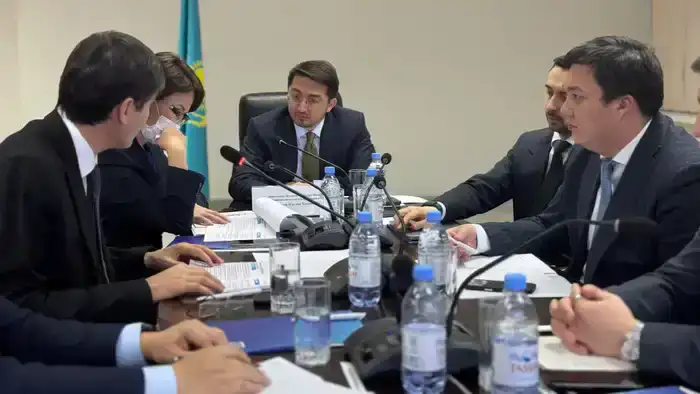 В рамках реализации поручений Главы государства и мероприятий Года цифровизации и IT Заместитель Премьер-министра — министр искусственного интеллекта и цифрового развития Жаслан Мадиев провёл рабочее совещание, посвященное цифровой трансформации системы здравоохранения (4)