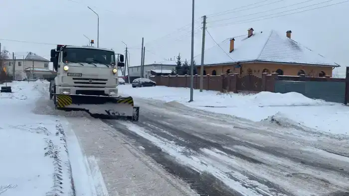 Обильный снегопад в Астане: коммунальные службы работают круглосуточно (2)