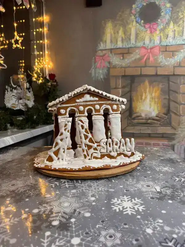 Семья из Сарани испекла пряничный домик в виде городского ДК (3)