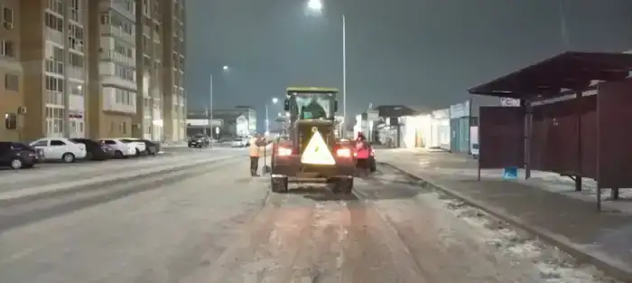 Плюсовая температура днём и морозы ночью: коммунальные службы усилили уборку в Астане (4)