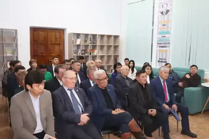 В Усть-Каменогорске депутат Мажилиса Ерлан Саиров встретился с представителями интеллигенции (2)