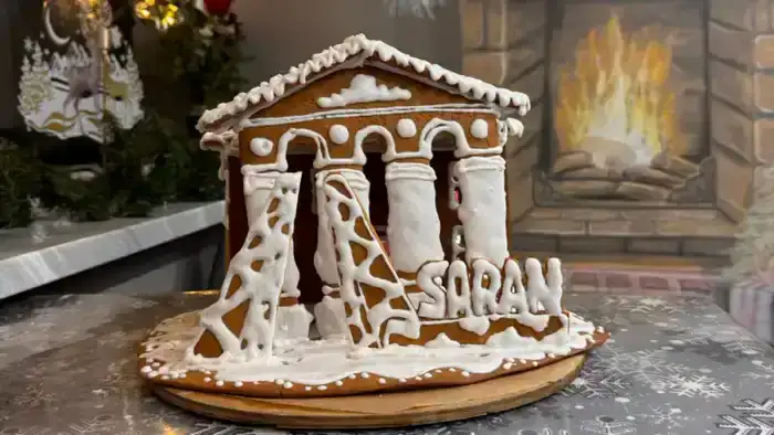 Семья из Сарани создала пряничный домик, вдохновленный городским ДК