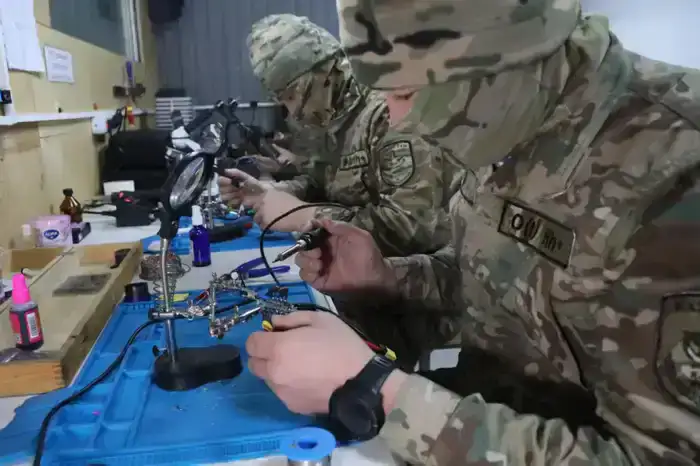 Более 100 дронов за месяц: в Десантно-штурмовых войсках развивают производство БПЛА (3)