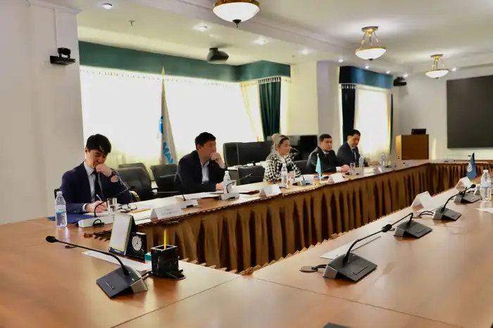 В. Шегай встретилась с представителем МОТ М. Пушкиным (2)