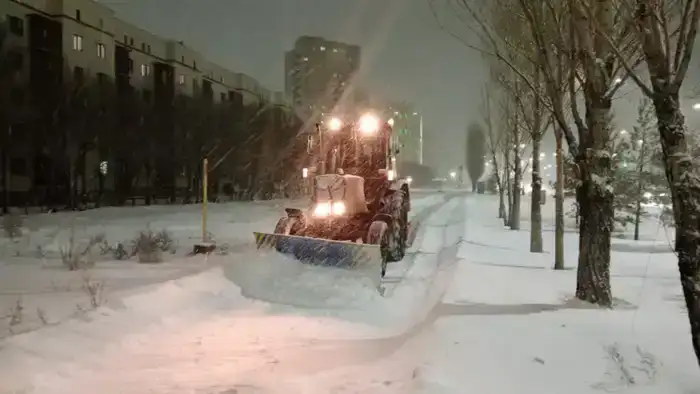 Тысяча единиц спецтехники задействована в снегоуборочных работах в Астане (5)