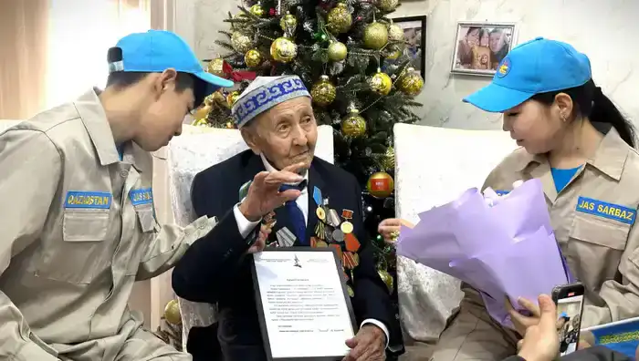 В Талдыкоргане военнослужащие и ветераны отметили 102-летие фронтовика Ыскака Кусаинова
