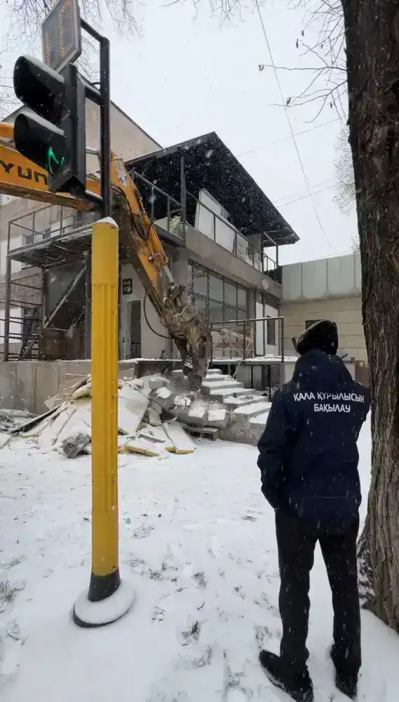 В Алматы снесли очередную незаконную пристройку к многоквартирному жилому дому (3)