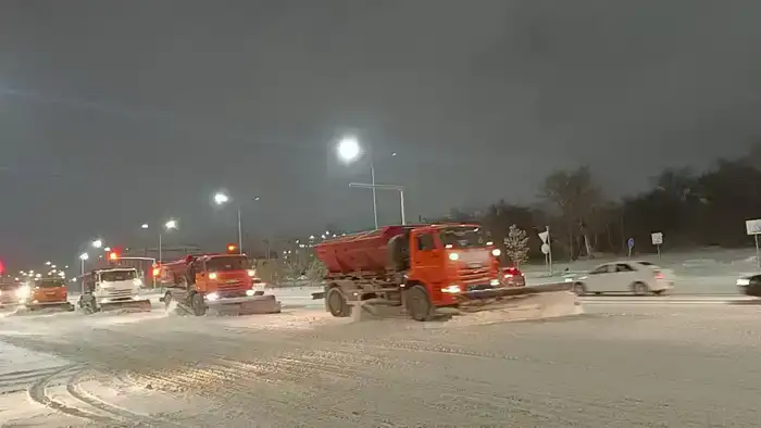 Тысяча единиц спецтехники задействована в снегоуборочных работах в Астане (3)