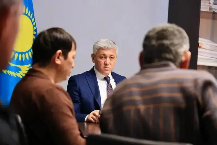 Проблемы ЖКХ и получения земли обсудили на приёме жители с Ермаганбетом Булекпаевым (8)