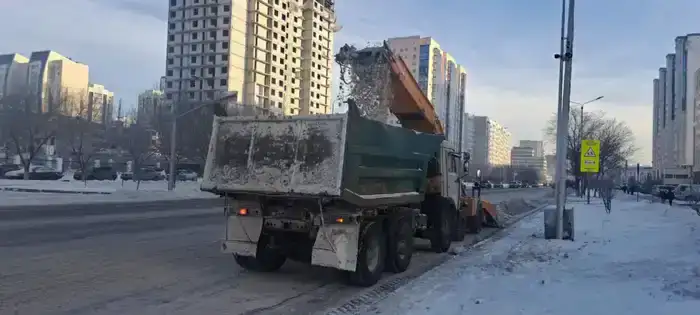 Около двух тысяч единиц спецтехники заняты в уборке снега в Астане (8)