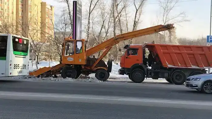 Около двух тысяч единиц спецтехники заняты в уборке снега в Астане (4)
