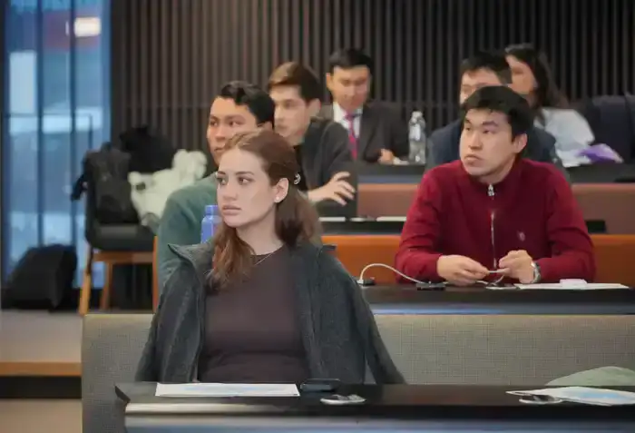 Министр Саясат Нурбек провел встречу с казахстанскими студентами в Великобритании (4)