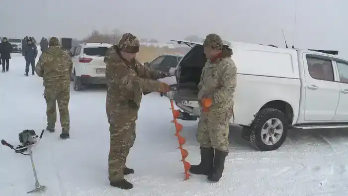 Чтобы рыба пережила зиму: на водоёмах Карагандинской области проводят противозаморные работы (8)