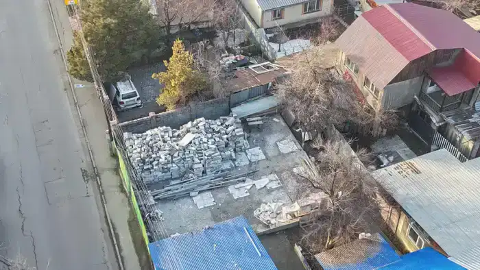 В Алматы демонтаж незаконного строения подчеркивает важность соблюдения правовых норм