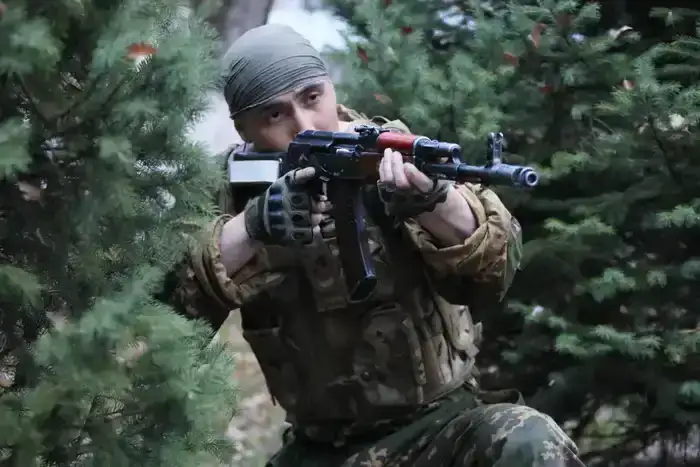 Десантник с черным поясом каратэ служба мужество ответственность