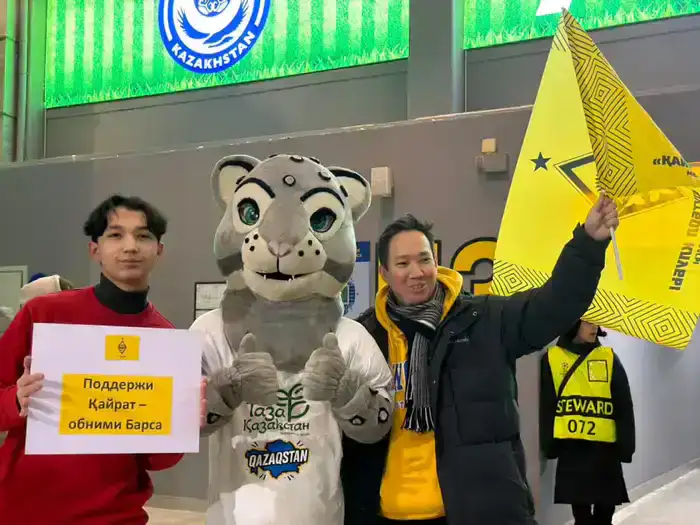 Тазабек поднимает дух болельщиков на международном матче «Кайрат» - «Брюгге» в Астане