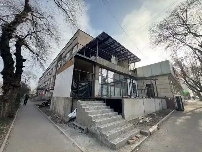 В Алматы снесли незаконную пристройку, подчеркивающую проблемы с соблюдением строительных норм и правил.