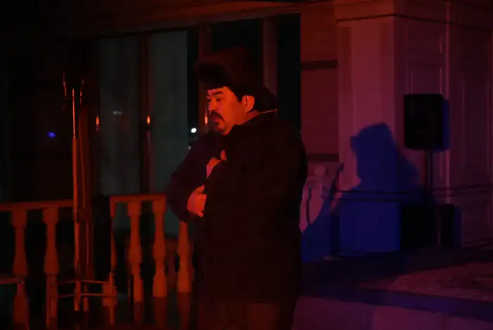 В области Жетісу академический драматический театр имени Бикен Римовой представил моноспектакль «Мұқағали» (2)